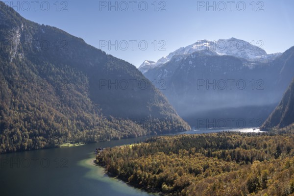 View of the Königssee, from the Rinnkendlsteig, autumnal forest and snow-covered mountains, Berchtesgaden National Park, Berchtesgadener Land, Upper Bavaria, Bavaria, Germany, Europe