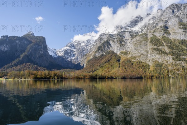 Königssee with Watzmann massif, autumnal mountain landscape reflected in the lake, Berchtesgaden National Park, Berchtesgadener Land, Upper Bavaria, Bavaria, Germany, Europe