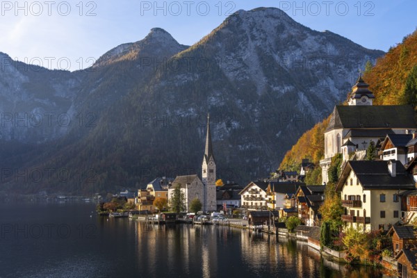 View of Hallstatt and Lake Hallstatt as well as the surrounding mountains. In the morning in autumn. Good weather, blue sky. Hallstatt, Gmunden, Salzkammergut, Upper Austria, Austria, Europe