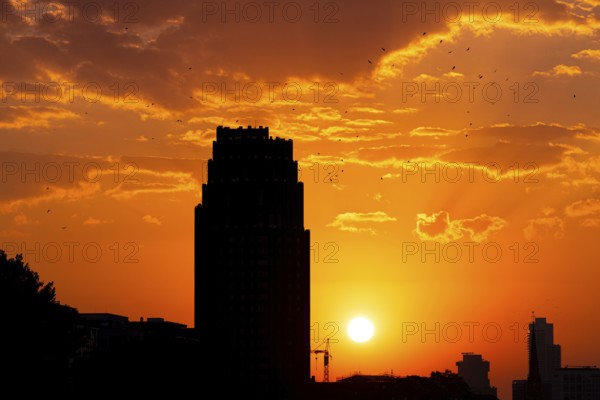 The sun sets behind the Mainplaza Hotel in Frankfurt am Main, Frankfurt am Main, Hesse, Germany, Europe