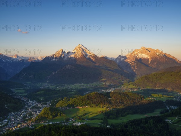 Sunrise over the valley basin of Berchtesgaden, behind the Steinernes Meer, Watzmann and Hochkalter, Berchtesgadener Land, Upper Bavaria, Bavaria, Germany, Europe