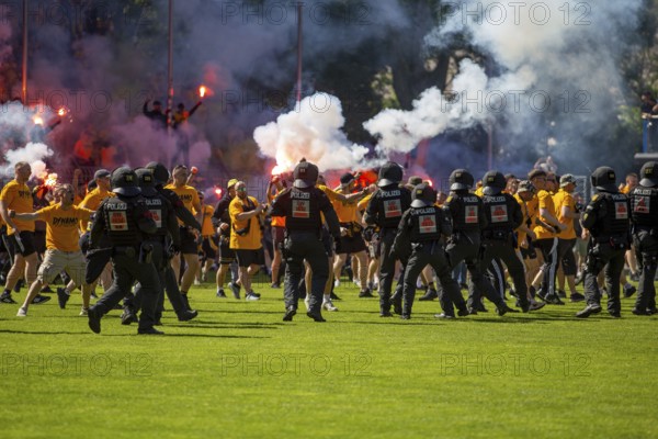 Football 3rd division, 2024/25 season, matchday 37: Waldhof Mannheim v Dynamo Dresden***Pure enthusiasm and a stampede by Dresden fans after the final whistle and promotion to the 2nd division. The police push the fans back