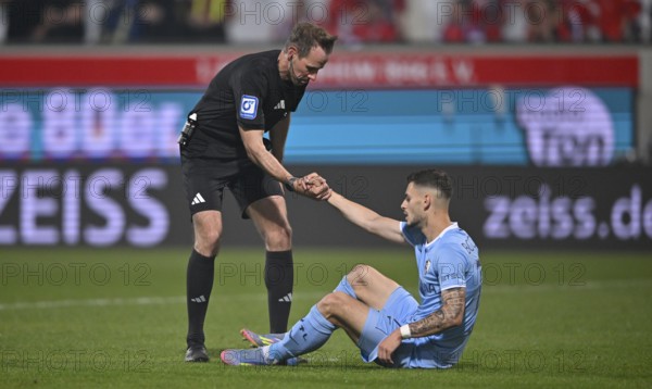 Referee Sascha Stegemann helps Tom Krauss VfL Bochum BOC (17) to his feet Voith-Arena, Heidenheim, Baden-Württemberg, Germany, Europe