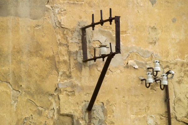 Power lines on a house wall with ceramic insulators, Agrigento, Agrigento, Sicily, Italy, Europe