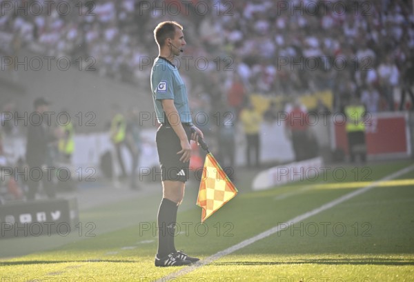 Linesman, referee, assistant flag, backlight, feature, atmospheric, MHPArena, MHP Arena Stuttgart, Baden-Württemberg, Germany, Europe