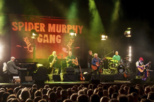 Ludwig Seuss (keyboarder), Otto Staniloi (saxophonist), Willie Duncan (guitarist), Dieter Radig (percussion), Günther Sigl (singer), Andreas Keller (drummer), Barny Murphy (guitarist) from the Spider Murphy Gang live on The Acoustic Tour Unplugged at Berlin's Admiralspalast on 30 April 2025