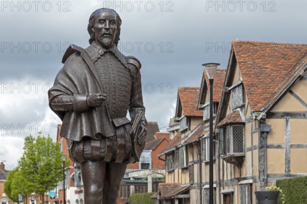 Statue and birthplace of William Shakespeare, Stratford-upon-Avon, Warwickshire, England, Great Britain