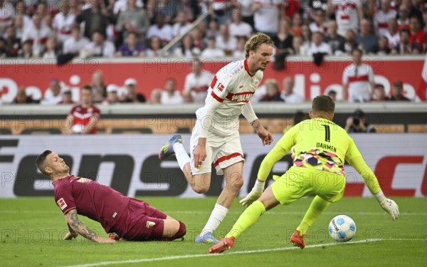 Penalty area scene, goal area scene Nick Woltemade VfB Stuttgart (11) Duel, action against Jeffrey Gouweleeuw FC Augsburg FCA (06) Goalkeeper Finn Dahmen FC Augsburg FCA (01) MHPArena, MHP Arena Stuttgart, Baden-Württemberg, Germany, Europe