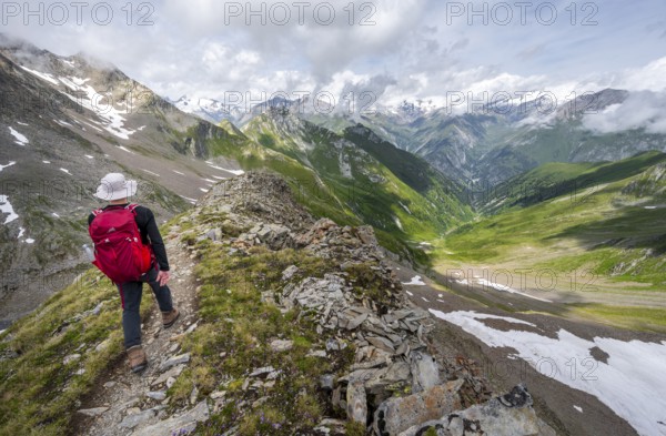 Mountaineers on a hiking trail on the Mittagskögele, view of mountain peaks of the Venediger group and the Lasnitzental valley, Lasörling Höhenweg, Lasörling group, Hohe Tauern National Park, East Tyrol, Tyrol, Austria, Europe
