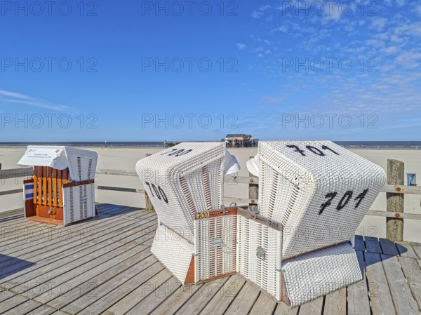 Preparing for the high season on the beach, setting up the beach chairs, North Sea, on the edge of the Wadden Sea National Park and UNESCO World Heritage Site, pile dwellings, sunshine and blue sky, SPO, Sankt Peter-Ording, Schleswig-Holstein, Germany, Europe
