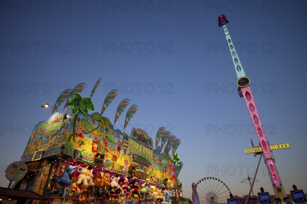 Ticket sales, ticket sales, Booster Maxxx, propeller, high ride, Ferris wheel, rides, neon lights, Cannstatter Wasen, blue hour, funfair, spring festival, folk festival, Bad Cannstatt, Stuttgart, Baden-Württemberg, Germany, Europe