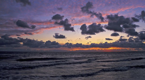 Sonnenuntergang am Darsser Weststrand, Ostsee, Mecklenburg-Vorpommern, Deutschland