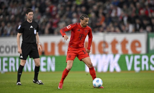 Leroy Sané FC Bayern Munich FCB (10) Action on the ball under the observation of referee Dr Matthias Jöllenbeck WWK Arena, Augsburg, Bavaria, Germany, Europe