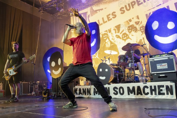 Timo Warkus, singer of the punk rock band TEAM SCHEISSE, live on 09.05.2025 in the sold-out Columbiahalle in Berlin