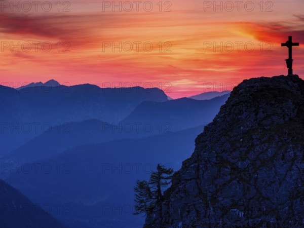 Cross on the summit of the Kleiner Jenner at dusk, Reiteralpe in the background, Berchtesgaden National Park, Schönau am Königssee, Upper Bavaria, Bavaria, Germany, Europe