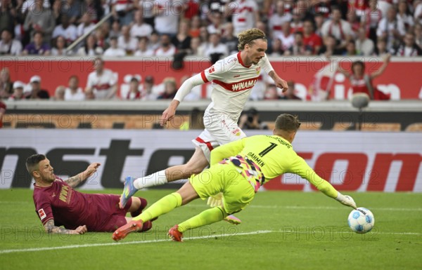 Penalty area scene, goal area scene Nick Woltemade VfB Stuttgart (11) Duel, action against Jeffrey Gouweleeuw FC Augsburg FCA (06) Goalkeeper Finn Dahmen FC Augsburg FCA (01) MHPArena, MHP Arena Stuttgart, Baden-Württemberg, Germany, Europe