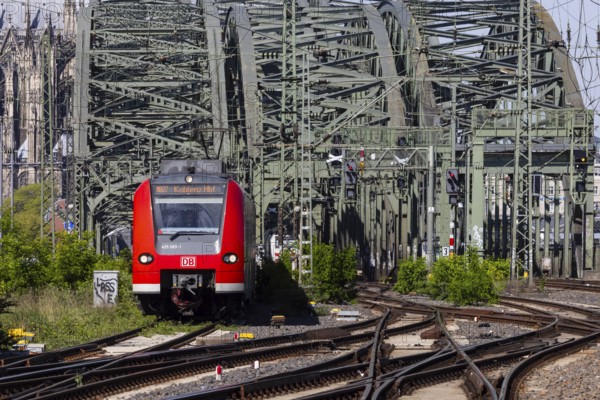 Regional train service operated by Deutsche Bahn between Cologne-Deutz and Cologne Central Station. Hohenzollern Bridge, railway bridge over the Rhine. Cologne, North Rhine-Westphalia, Germany, Europe