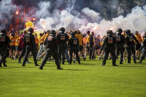 Football 3rd division, 2024/25 season, matchday 37: Waldhof Mannheim v Dynamo Dresden***Pure enthusiasm and a stampede by Dresden fans after the final whistle and promotion to the 2nd division. The police push the fans back