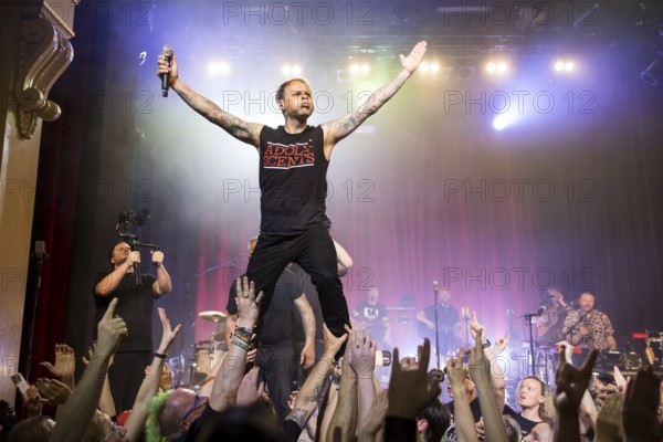 Ingo Knollmann, singer of the Donots live on Schwert aus Holz Tour at Berlin's Heimathafen Neukölln on 02.05.2025