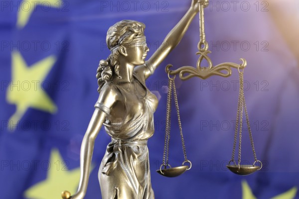 Symbolic image: Justitia in front of a European flag