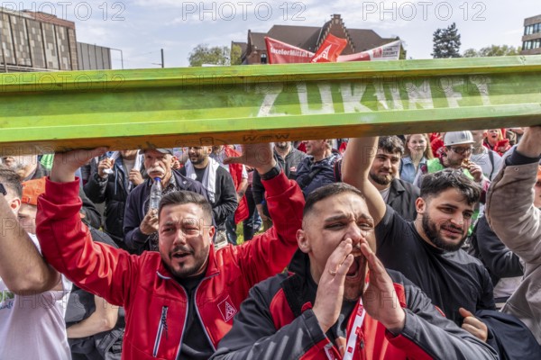 Demonstration of many thousands of steelworkers in front of the headquarters of ThyssenKrupp Steel Europe in Duisburg against massive job cuts following the participation of a foreign investor in the company, Green Steel Symbol, Duisburg North Rhine-Westphalia, Germany, Europe