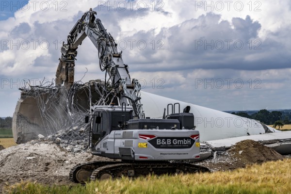 Demolished tower of a 20 year old wind turbine, in the Werl wind farm, 5 old Enercon E-66 turbines are demolished, 2 new Siemens SG6.6-170 wind turbines replace them, the 2 new wind turbines produce twice as much energy, 12 MW power, as the 5 old wind turbines, called repowering, demolition work, Werl, North Rhine-Westphalia, Germany, Europe