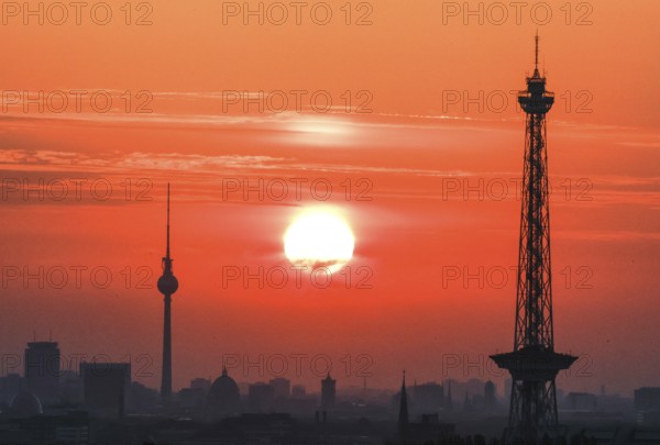 Sunrise in Berlin, Radio Tower, Television Tower, 06.09.2024, Berlin, Berlin, Germany, Europe