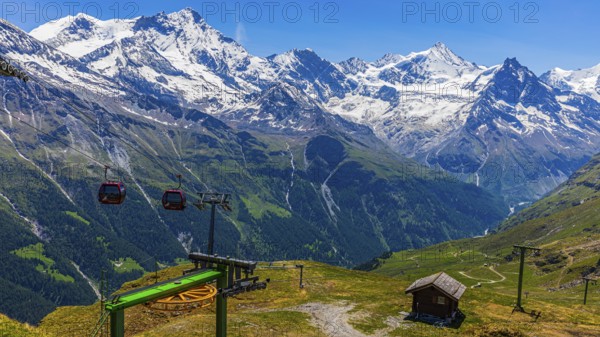 Gondolas of the cable car from Zinal to Corne de Sorebois, behind the snow-covered peaks Weisshorn, Bishorn, Zinalrothorn and Obergabelhorn, Val d'Anniviers, Valais Alps, Canton Valais, Switzerland, Europe