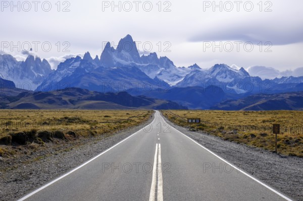 El Chaltén, Patagonia, Argentina, A country road with little traffic heading towards El Chaltén and the Fitz Roy massif. El Chaltén offers the most direct access to the Cerro Torre and Fitz Roy massifs. The trekking village is located 222 kilometres north of El Calafate, on the border with Chile, South America