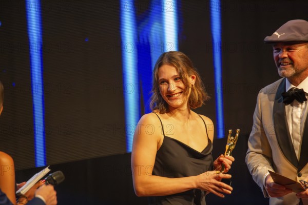 Rose garden Mannheim: Award Night 2024 / Rhine-Neckar Sports Award. Picture: Sven Ottke presents Tara Schmitz (ice hockey, Mad Dogs Mannheim) with her award
