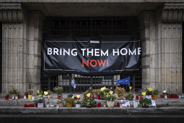 A BRING THEM HOME NOW! banner hangs in front of the Orthodox Synagogue in Frankfurt's Westend. It refers to the Israeli hostages who have been held hostage by the terrorist organisation Hamas since the attack on Israel on 7 October 2023. Following months of negotiations, a ceasefire has been in place between Israel and Hamas since 19 January 2025. Prisoners are to be exchanged between the parties to the conflict in several phases, Orthodox Synagogue Westend, Frankfurt am Main, Hesse, Germany, Europe