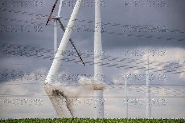 Demolition of the tower of a 20 year old wind turbine, in the Werl wind farm, 5 old Enercon E-66 turbines are demolished, 2 new Siemens SG6.6-170 wind turbines replace them, the 2 new wind turbines produce twice as much energy, 12 MW power, as the 5 old wind turbines, called repowering, Werl, North Rhine-Westphalia, Germany, Europe