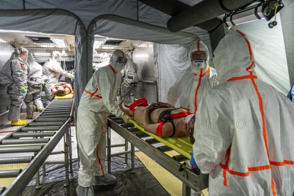 Care of patients after decontamination, injured persons after an assumed accident with hazardous substances, fire brigade and aid organisations practise setting up and operating a decontamination station, injured persons are sighted and then washed in a special shower tent to remove possible hazardous substances, chemicals to avoid further injuries, the emergency services wear special, ventilated protective suits, large-scale exercise of the Essen fire brigade