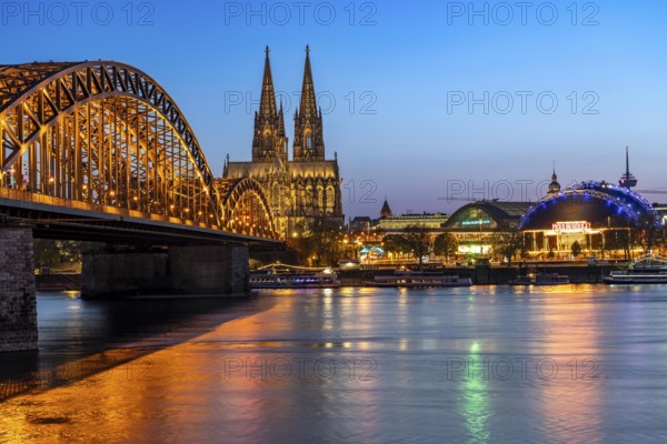 Cologne Cathedral, has been shining in new light since Easter 2025, the old metal halide lamps have been replaced by over 700 modern LED lamps, reducing energy consumption by around four fifths, significantly improving the quality of light and greatly reducing light emissions, 12 KM of new cables were laid for this, Hohenzollern Bridge, railway bridge over the Rhine, North Rhine-Westphalia, Germany, Europe