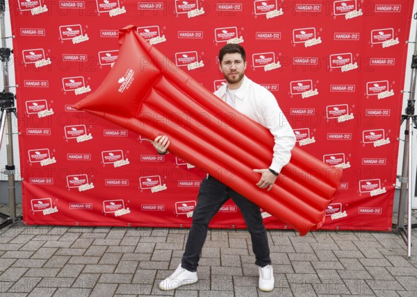 Joey Heindle at the press conference in Oranienburg on 23.04.2025. Bernhard Brink is honoured for his life's work. The Schlager Radio Festival comes to Neuruppin on 24 May 2025 at the Hanger - 312