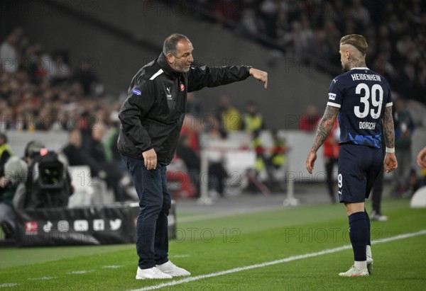 Coach Frank Schmidt 1. FC Heidenheim 1846 FCH on the sidelines Gesture Gesture in conversation Discussion with Niklas Dorsch 1. FC Heidenheim 1846 FCH (39) MHPArena, MHP Arena Stuttgart, Baden-Württemberg, Germany, Europe