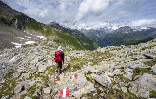 Mountaineers on a hiking trail on the Mittagskögele, view of mountain peaks of the Venediger group and the Lasnitzental valley, Lasörling Höhenweg, Lasörling group, Hohe Tauern National Park, East Tyrol, Tyrol, Austria, Europe