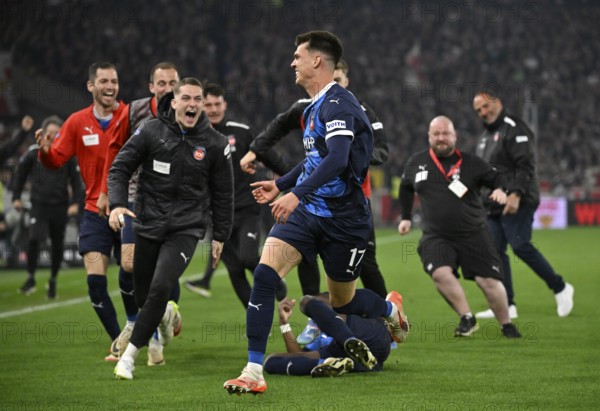 Goal celebration Gesture Gesture Mathias Honsak 1. FC Heidenheim 1846 FCH (17) with coach Frank Schmidt 1. FC Heidenheim 1846 FCH substitutes and coaches MHPArena, MHP Arena Stuttgart, Baden-Württemberg, Germany, Europe