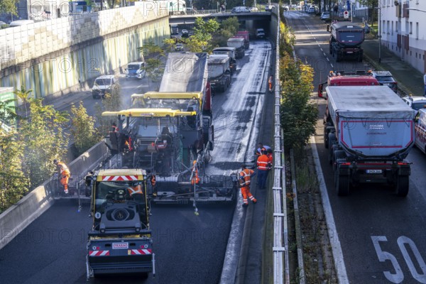 New whisper asphalt surface for the A40 motorway, in the city of Essen, direction Dortmund, 95, 000 square metres of porous asphalt will be laid over a distance of around 6 km, the motorway will be closed for 1 week, North Rhine-Westphalia, Germany, Europe