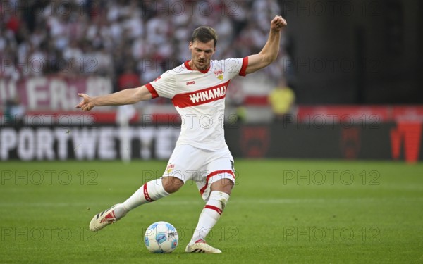 Pascal Stenzel VfB Stuttgart (15) Action on the ball MHPArena, MHP Arena Stuttgart, Baden-Württemberg, Germany, Europe