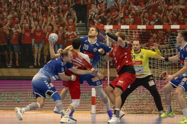 30.10.2024, 2nd HBL (German Handball League), Matchday 10: Eulen Ludwigshafen against VfL Lübeck-Schwartau. Picture: Consistent defensive work by Lübeck