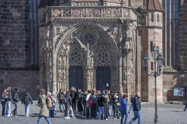 School class in front of the Gothic entrance portal of the Church of Our Lady, Hauptmarkt, Nuremberg, Middle Franconia, Bavaria, Germany, Europe