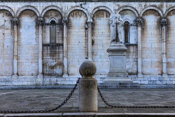 Piazza San Michele with the statue of the Italian politician Francesco Burlamacci, behind the facade of the church of San Michele in Foro, historic city centre, Lucca, Tuscany, Italy, Europe