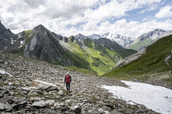 Mountaineers on a hiking trail, view of mountain peaks of the Venediger group with Rötspitz peak, mountain landscape, Lasörling Höhenweg, Lasörling group, Hohe Tauern National Park, East Tyrol, Tyrol, Austria, Europe
