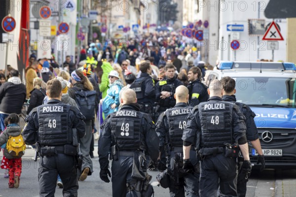 A large police contingent and numerous access barriers secure the traditional carnival parade in the Frankfurt district of Heddernheim, Heddernheim, Frankfurt am Main, Hesse, Germany, Europe