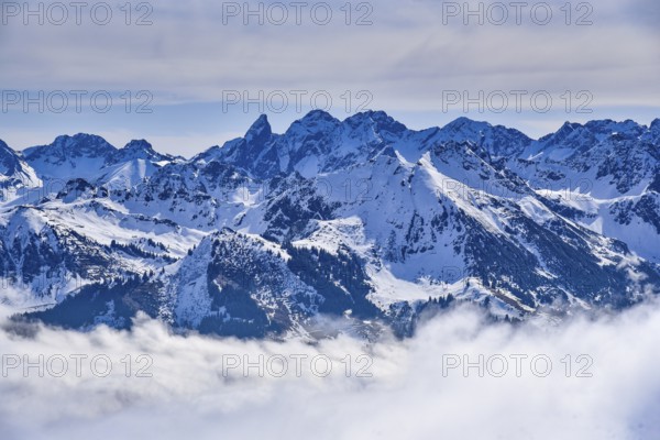 View from the Hahnenköpfle (2077 m) in Kleinwalstertal to the Allgäu High Alps with the Trettachspitze (2595 m) in the centre, Allgäu, Vorarlberg, Austria, Europe