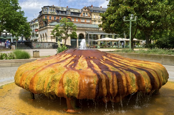 Kochbrunnen Springer, fountain by Edgar Heydock, hot sodium chloride thermal spring, coloured yellow-red by the deposition of sulphur, sinter, Wiesbaden spa, Hesse, Germany, Europe