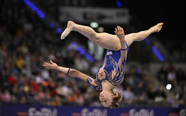 Silja Stöhr GER balance beam action gymnastics, EnBW DTB-Pokal, Porsche-Arena, Stuttgart, Baden-Württemberg, Germany, Europe