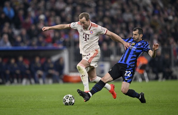 Tackle, action Henrikh Mkhitaryan Inter Milan (22) on Harry Kane FC Bayern Munich FCB (09) Champions League, Allianz Arena, Munich, Bayern, Germany, Europe