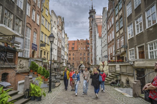 Tourists, Frauengasse, ul. Mariacka, behind Frauentor, Old Town, Gdansk, Pomeranian Voivodeship, Poland, Europe